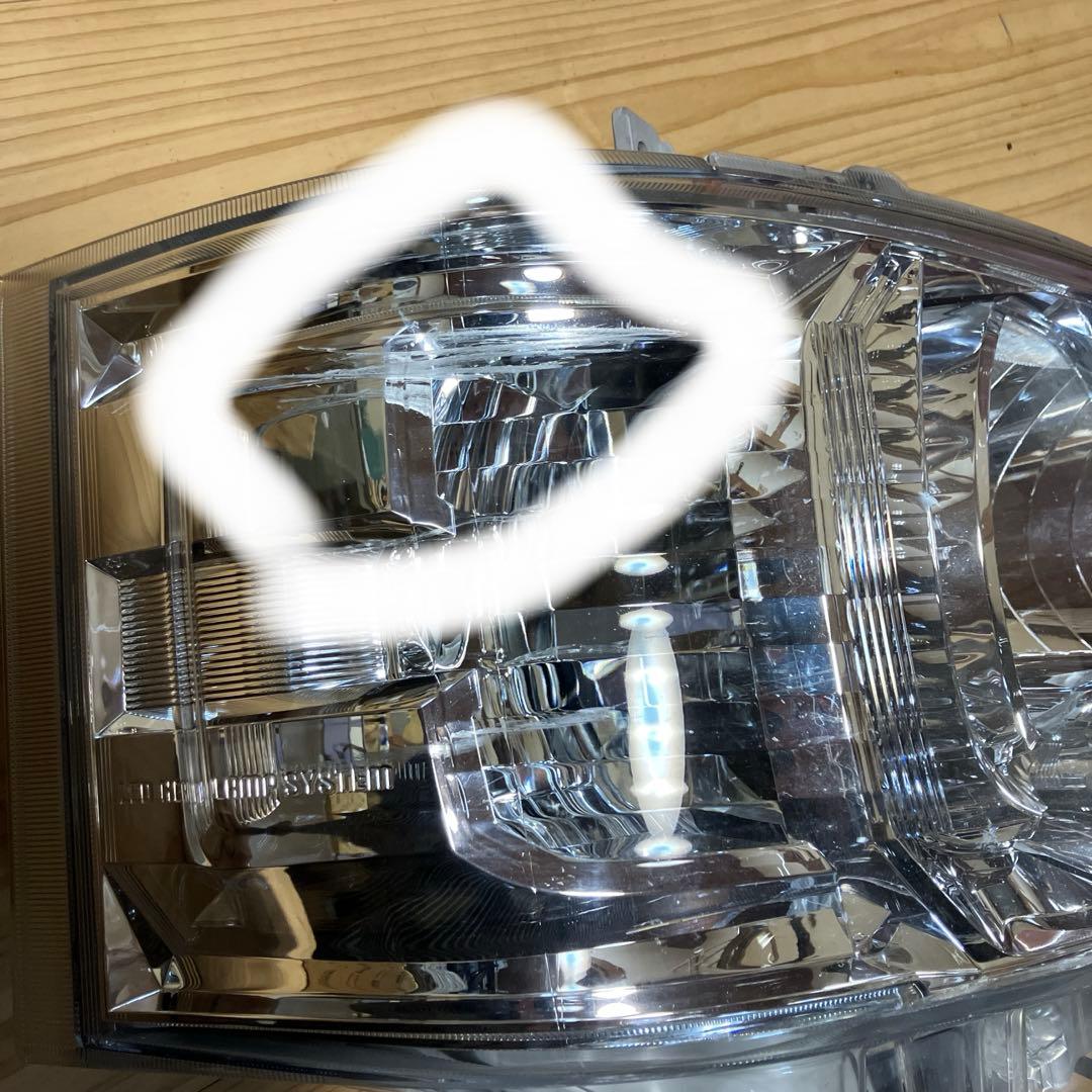 ハイエース右側LEDヘッドライト傷あり