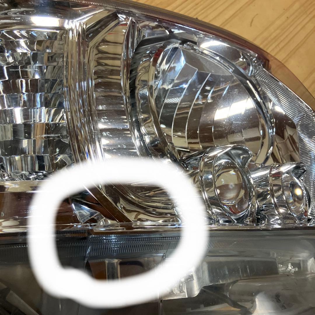 ハイエース右側LEDヘッドライト傷あり