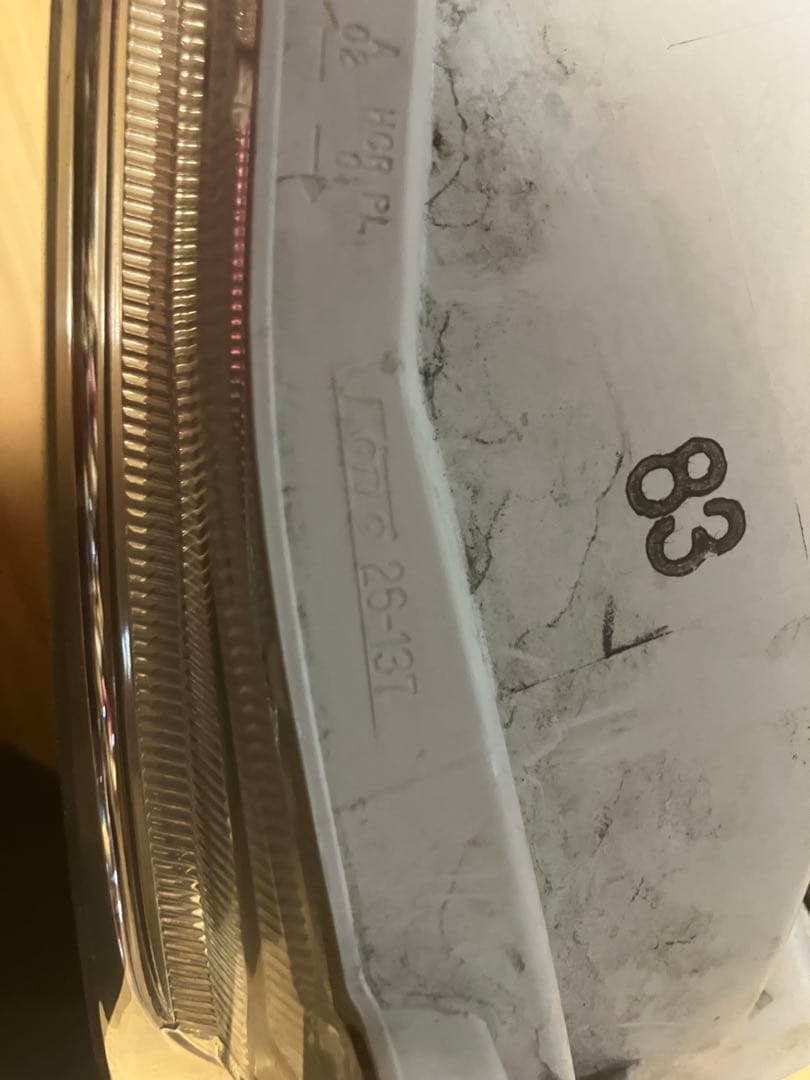 ハイエース右側LEDヘッドライト傷あり