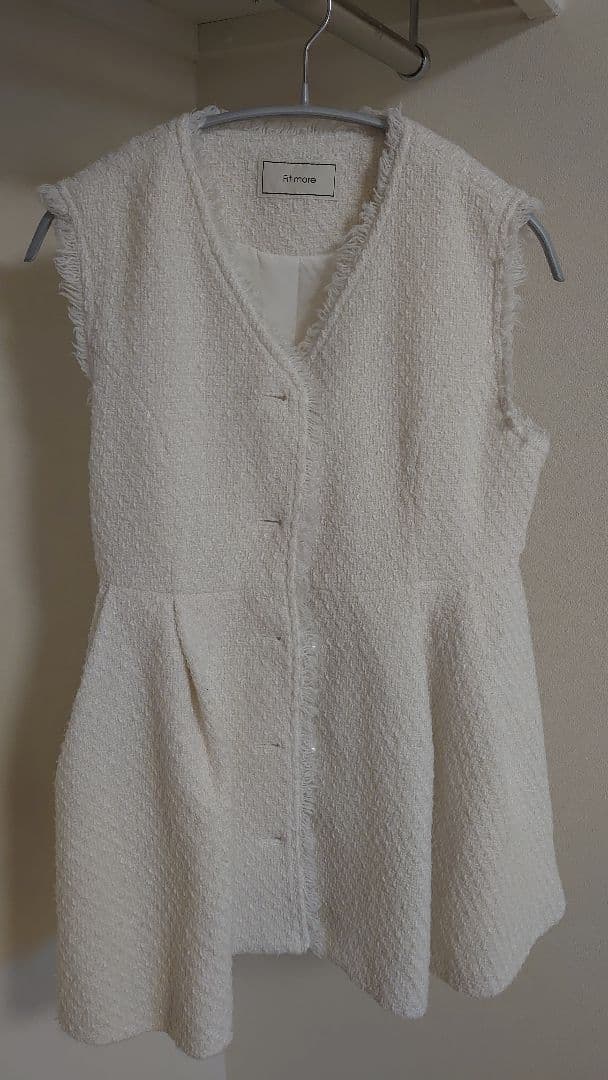 fitmore　MIKIコラボ！パールボタンツイードペプラムジレ