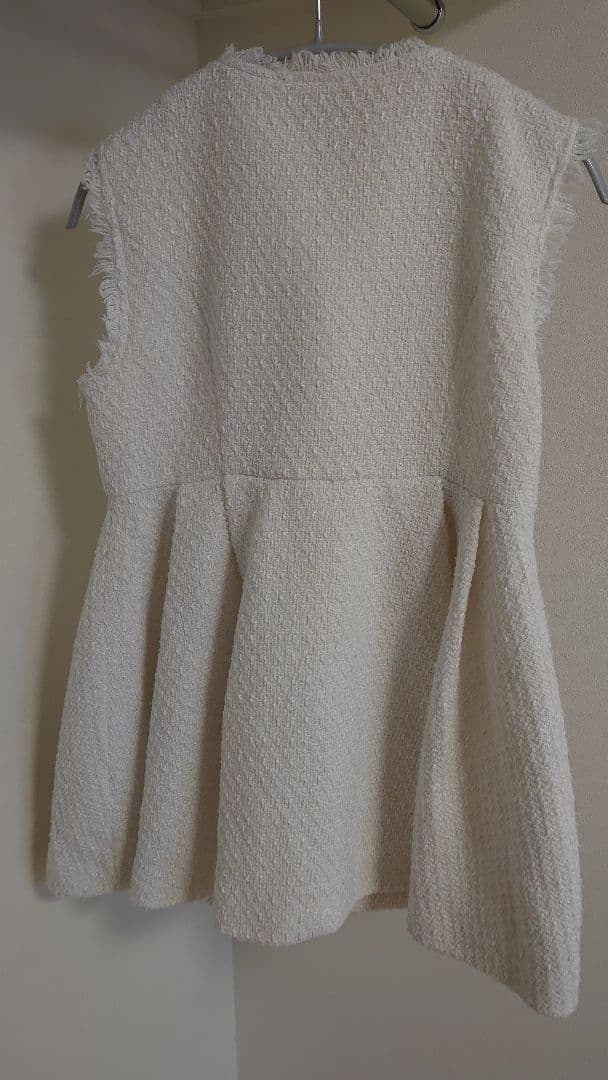 fitmore　MIKIコラボ！パールボタンツイードペプラムジレ