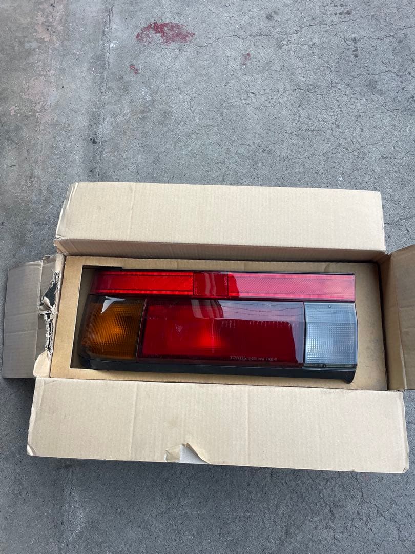 トヨタAE86 81561-1A291 新品 左テールランプ