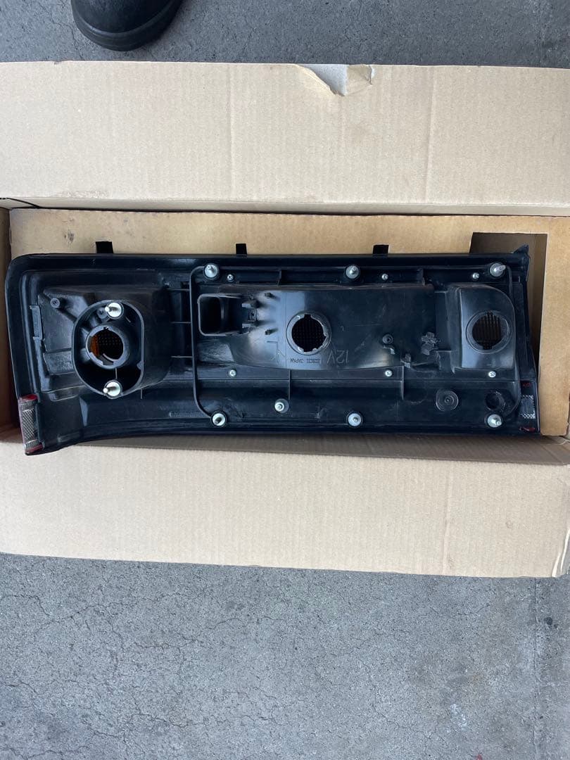 トヨタAE86 81561-1A291 新品 左テールランプ