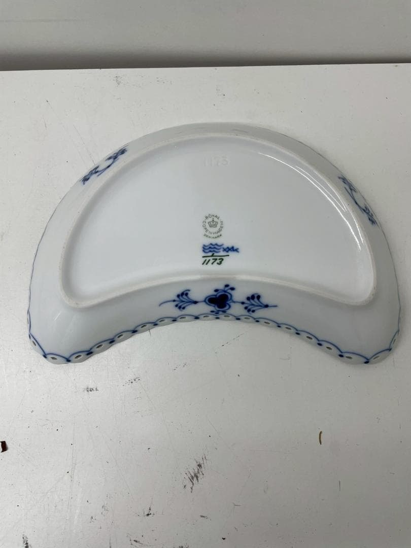 A◆ロイヤルコペンハーゲン　フルレース　1173　半月皿　ブルーフルーテッド　皿