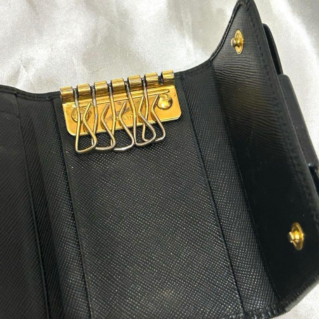 PRADA キーケース　サフィアーノレザー　ロゴ金具　リボン　黒　専用箱有り