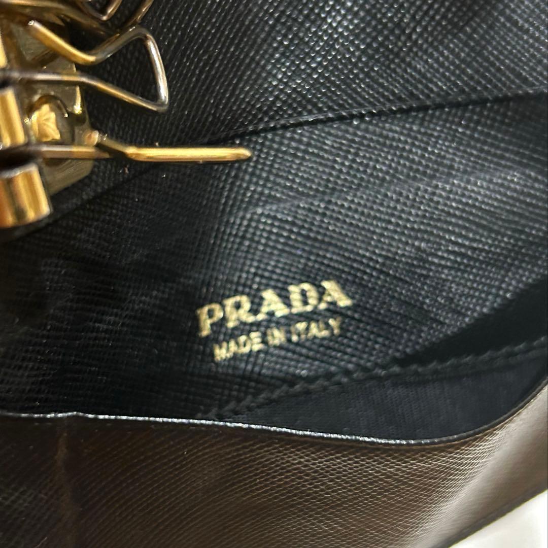 PRADA キーケース　サフィアーノレザー　ロゴ金具　リボン　黒　専用箱有り