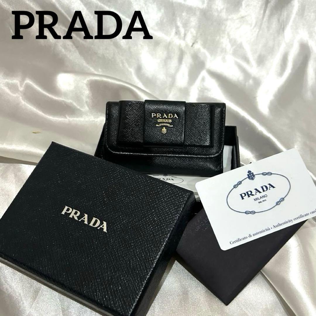 PRADA キーケース　サフィアーノレザー　ロゴ金具　リボン　黒　専用箱有り