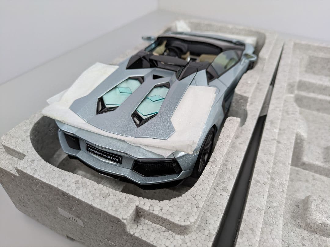 1/18 ミニカー オートアート ランボルギーニ アヴェンタドール ロードスター
