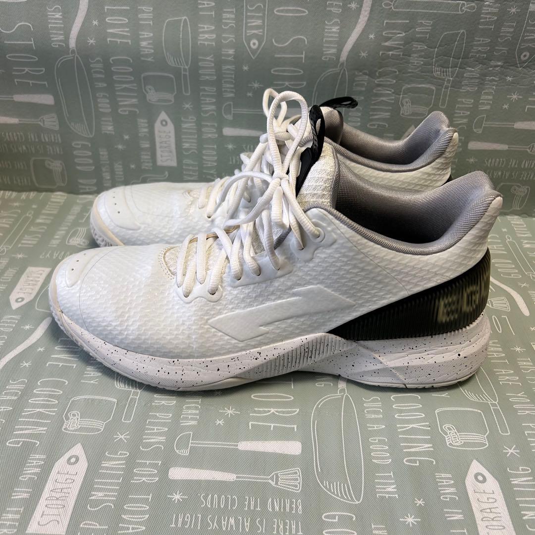 【極美品】　EGOZARU エゴザル　バスケットシューズ　WH 28.5㎝