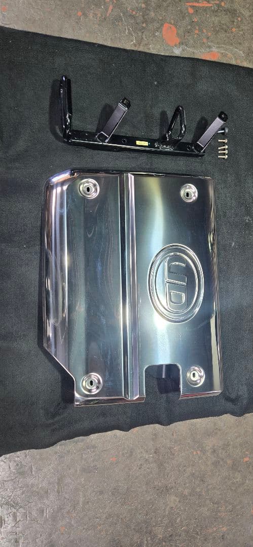 UDトラックス クオン マフラーカバー ステップブラケット付き