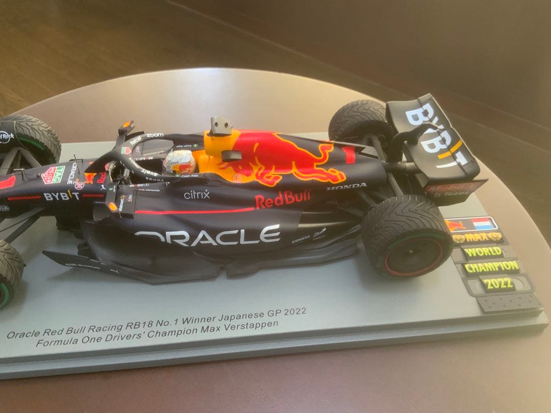 1/18スパークSPARKレッドブルRB18 日本GP仕様フェルスタッペン