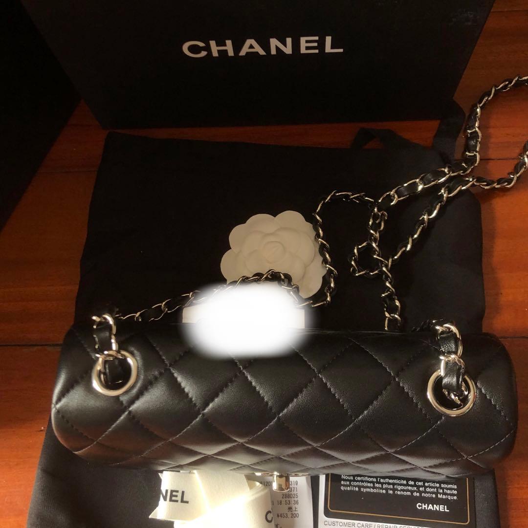 キルティングデザインのブラックレザーショルダーバッグ、チェーンストラップ付き。