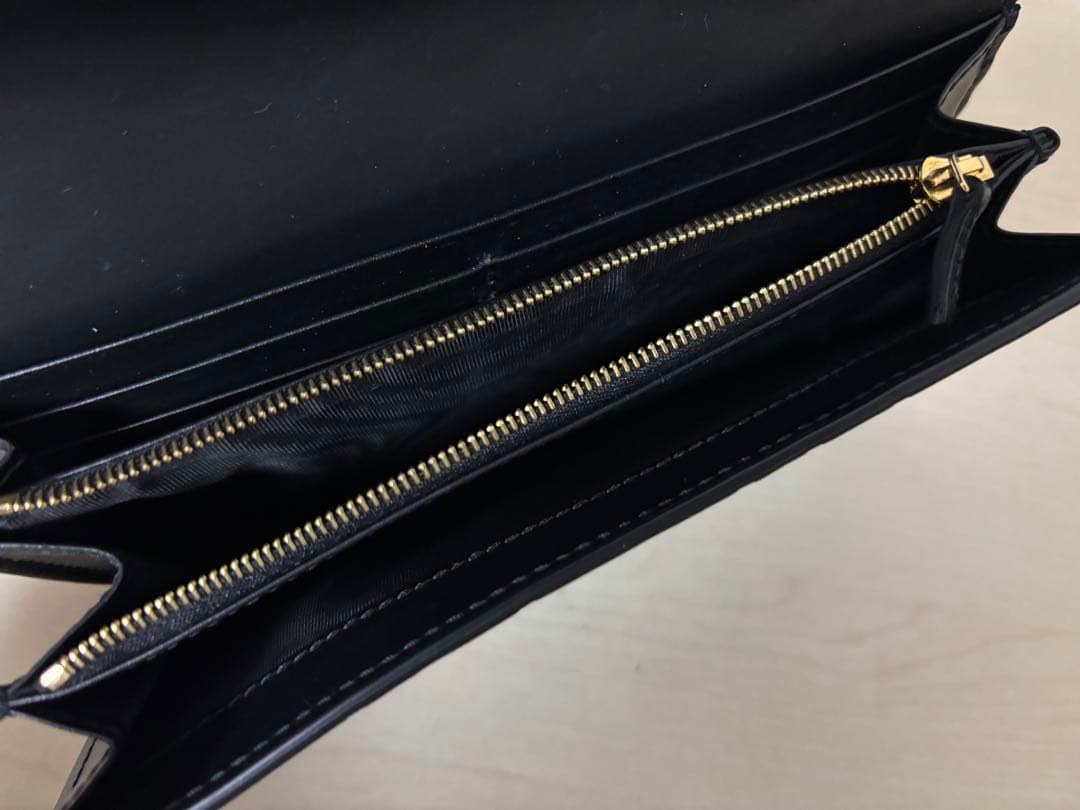 Gucci エンボスロゴ ブラック長財布