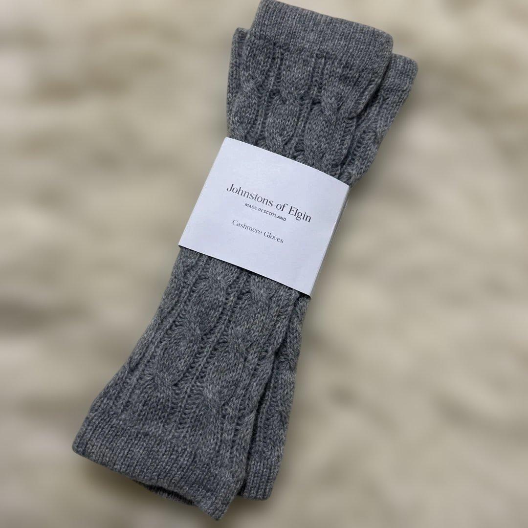Johnstons of Elgin グレー ケーブル編み手袋