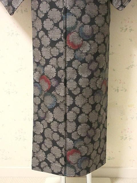 本場泥大島紬：美品：雪の輪模様：５色着物：袷正絹：しつけ糸：P42