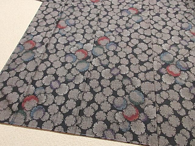 本場泥大島紬：美品：雪の輪模様：５色着物：袷正絹：しつけ糸：P42