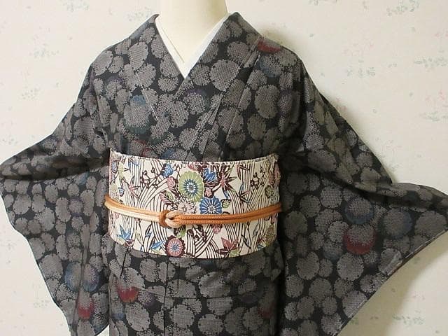 本場泥大島紬：美品：雪の輪模様：５色着物：袷正絹：しつけ糸：P42