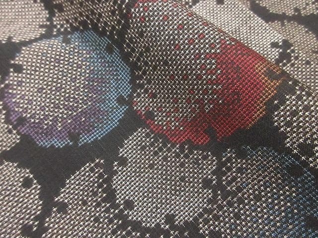 本場泥大島紬：美品：雪の輪模様：５色着物：袷正絹：しつけ糸：P42