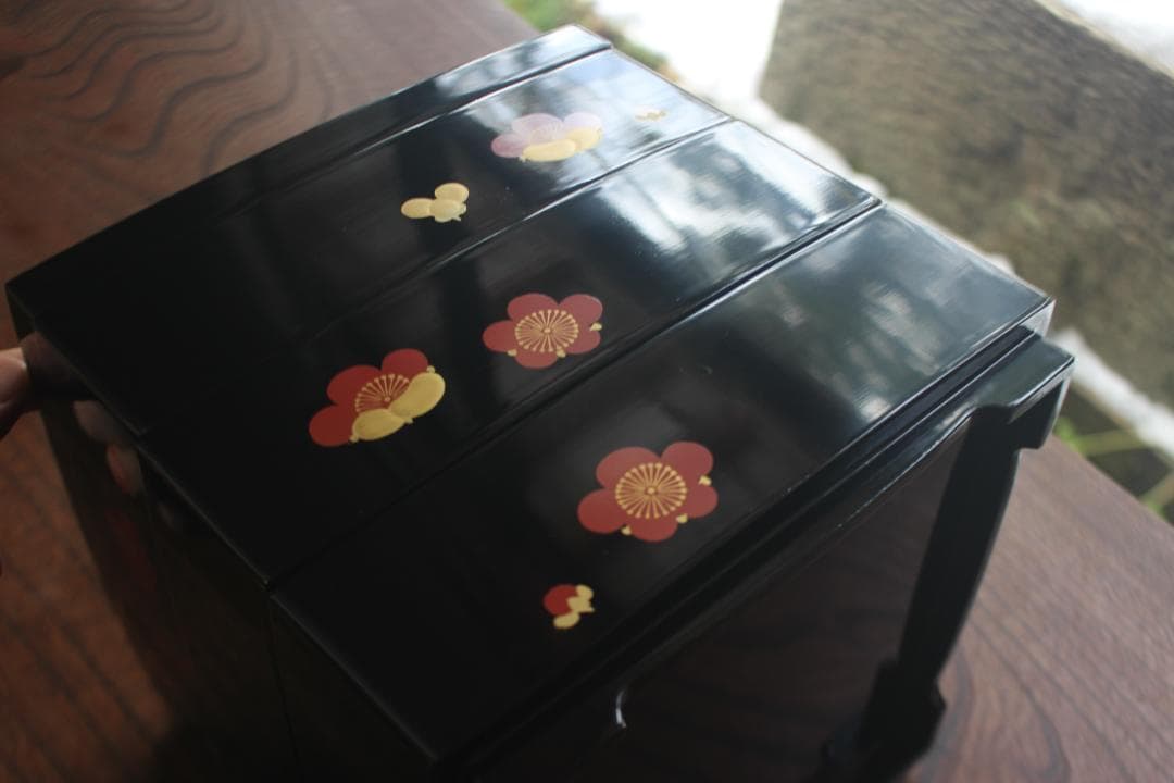 デッドストック！上質内朱黒漆に優美な紅白梅蒔絵の映える三段重（検重箱お重