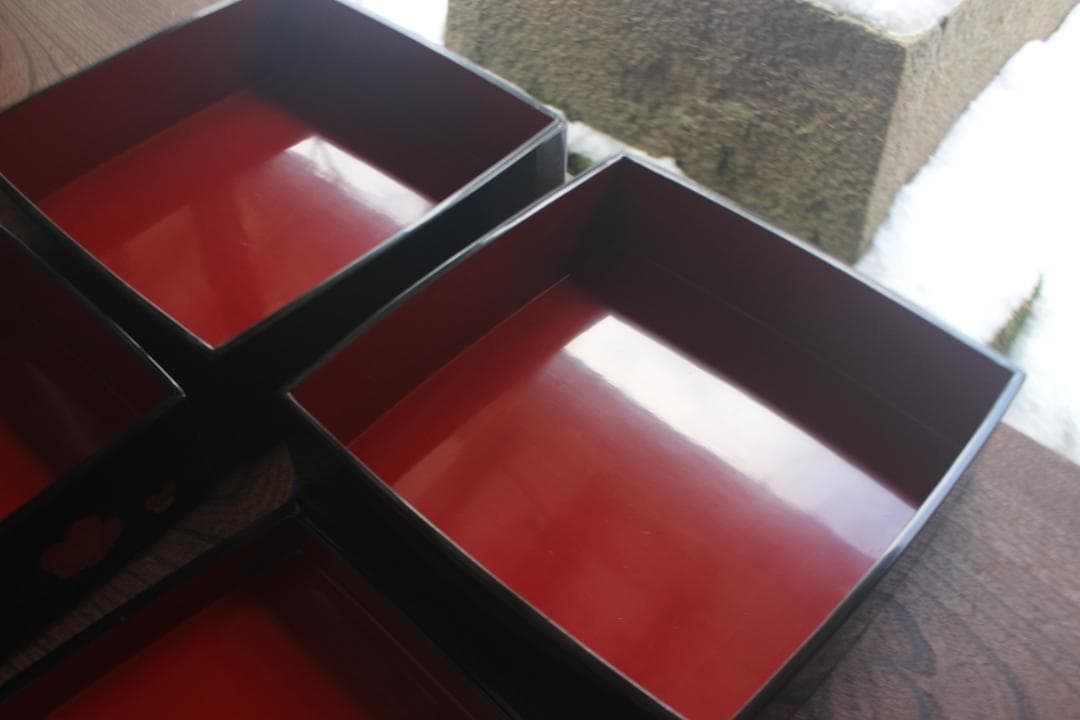 デッドストック！上質内朱黒漆に優美な紅白梅蒔絵の映える三段重（検重箱お重