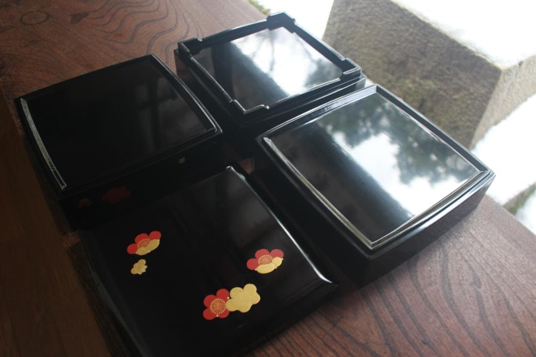 デッドストック！上質内朱黒漆に優美な紅白梅蒔絵の映える三段重（検重箱お重