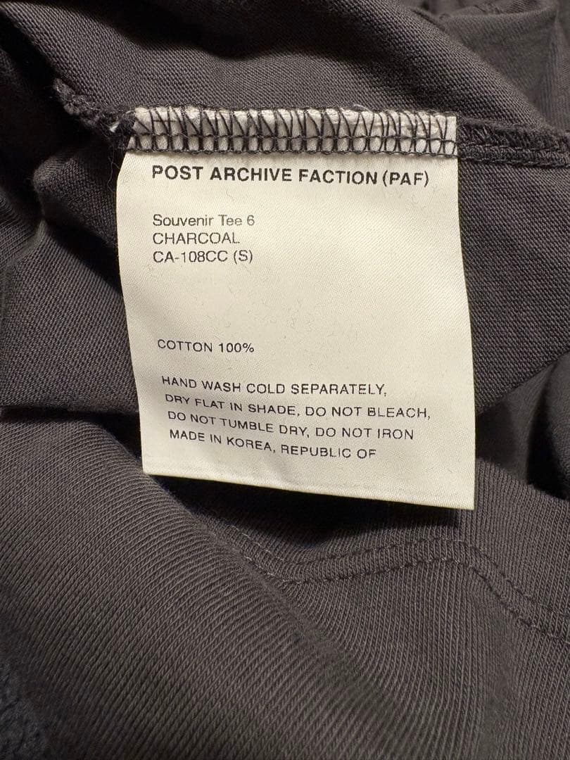 POST ARCHIVE FACTION （PAF） 黒猫 Tシャツ チャコール