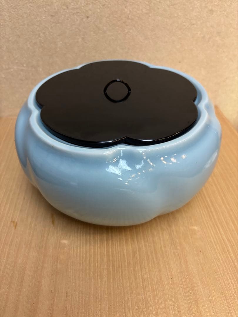 青磁　捻梅形水指　祥堂作