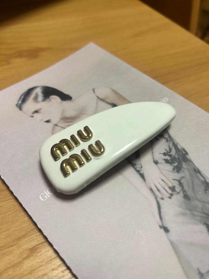 miu miu ロゴ入りヘアピン ホワイト 白