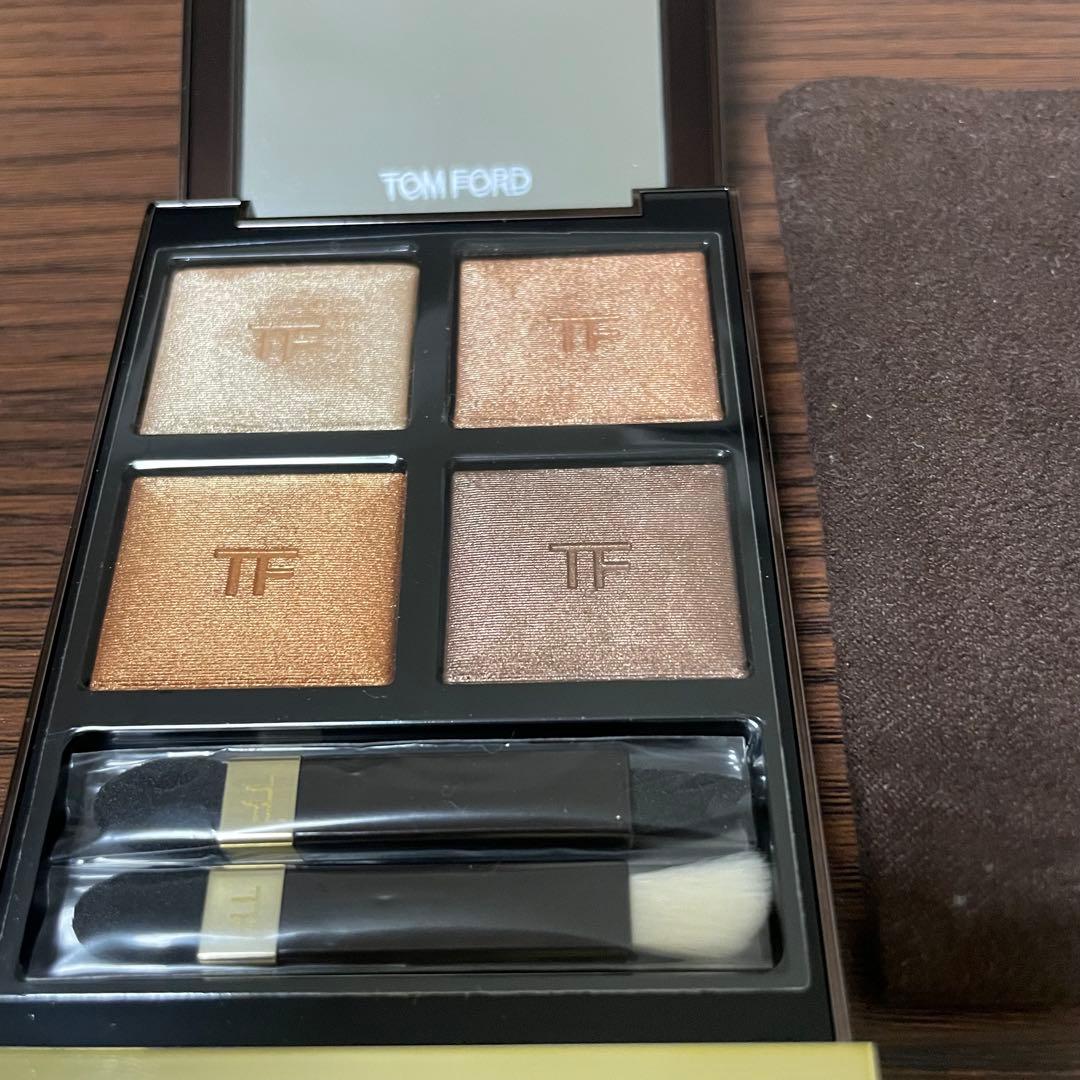 未使用　廃盤色・TOM FORD アイカラークォード 04A サスピション