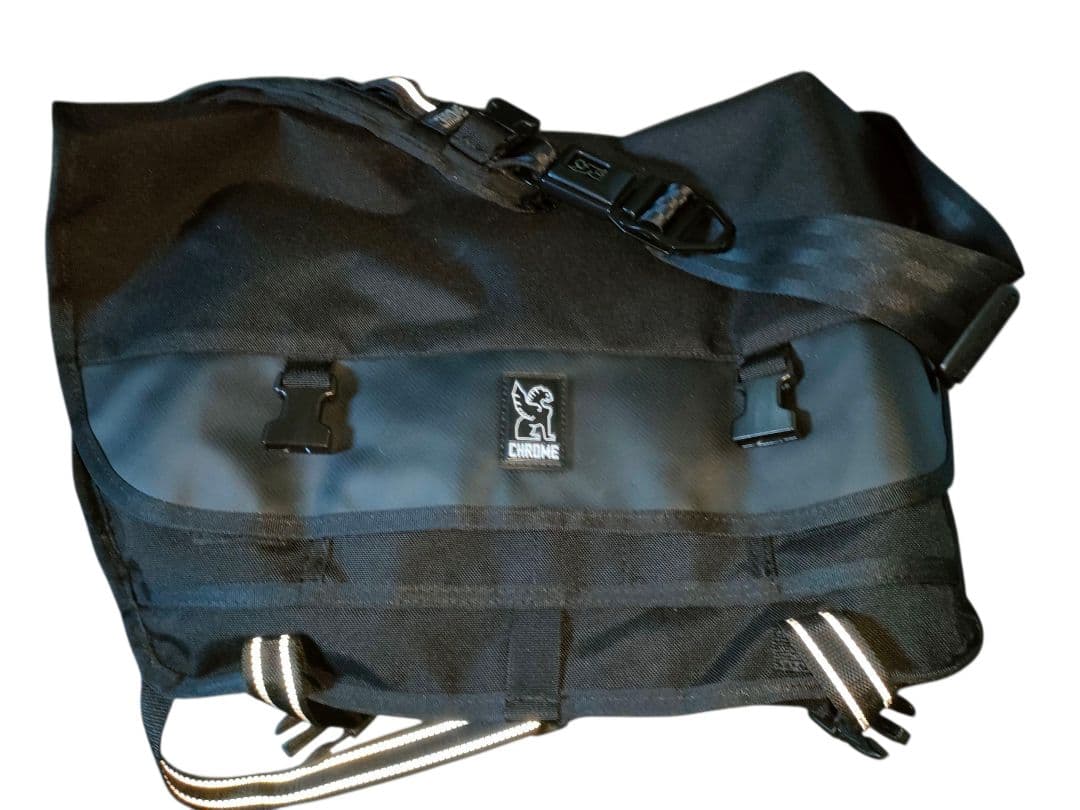 Chrome ブラック メッセンジャーバッグ　ショルダーバック　美品 26L