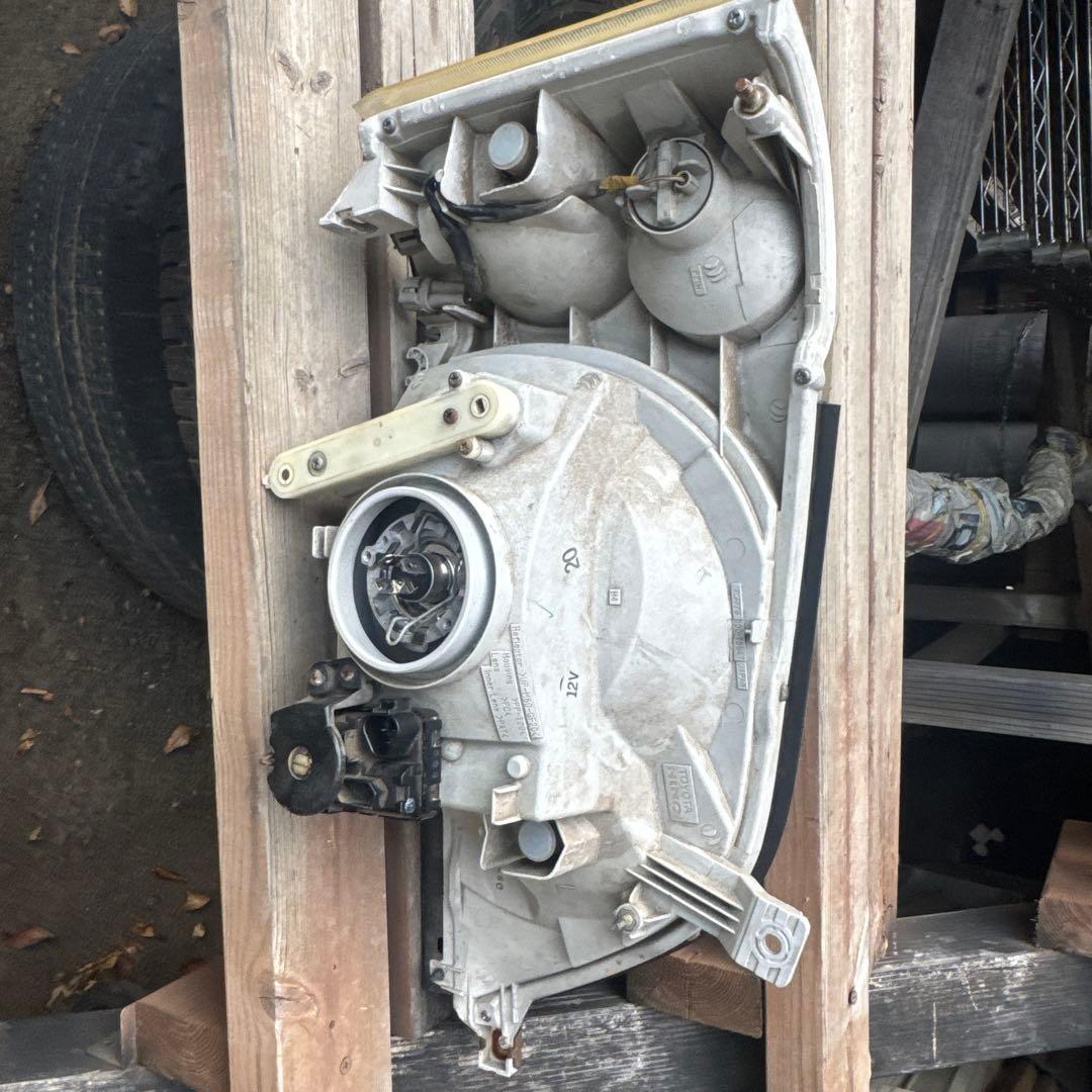 s*r様 トヨタダイナ、トヨエース、カムロード純正 ヘッドライト