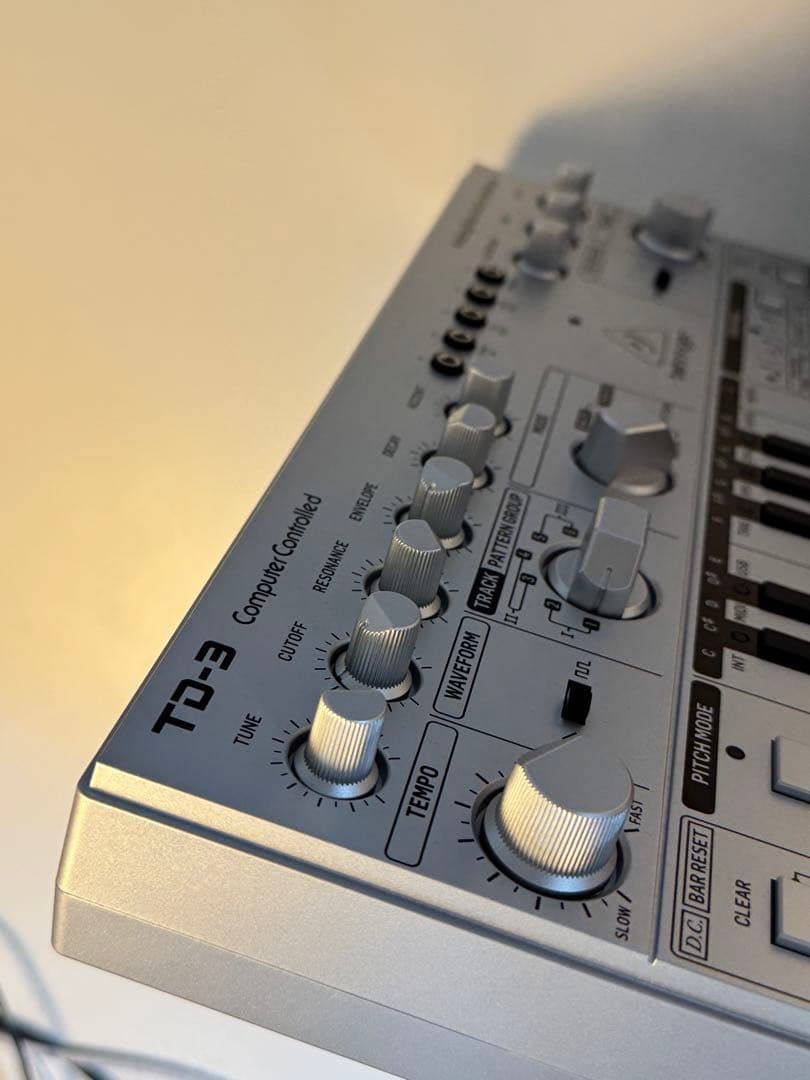 behringer TD-3 アナログシンセサイザー【ほぼ新品】