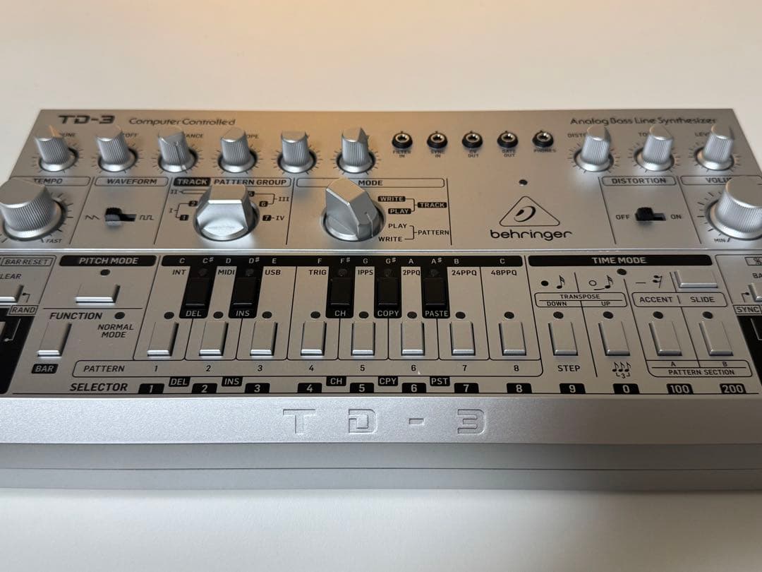 behringer TD-3 アナログシンセサイザー【ほぼ新品】