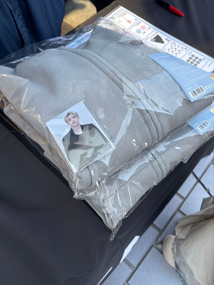 U*i様 SEVENTEEN フーディー　グレー　M１つ