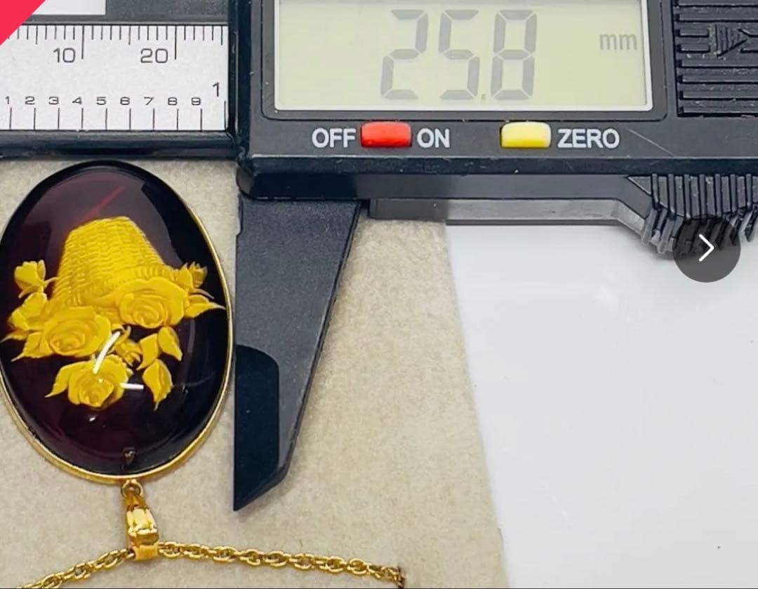 天然琥珀　インタリオ彫刻K18ペンダント