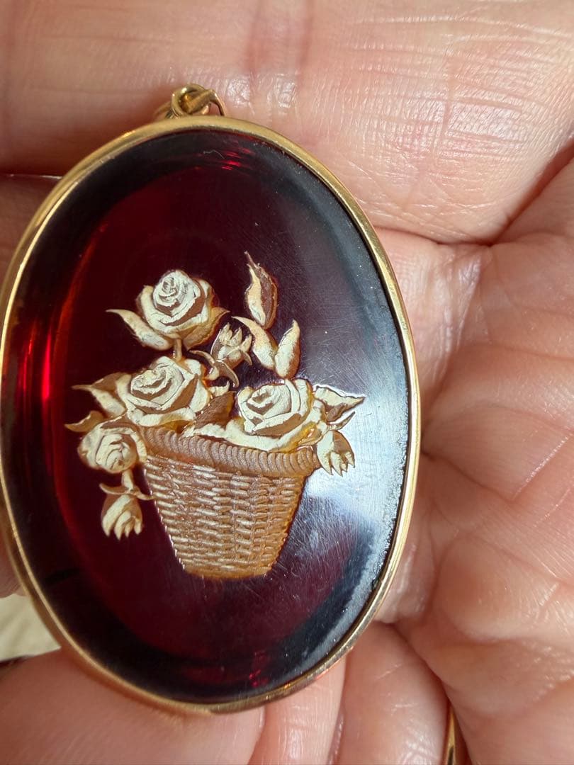 天然琥珀　インタリオ彫刻K18ペンダント