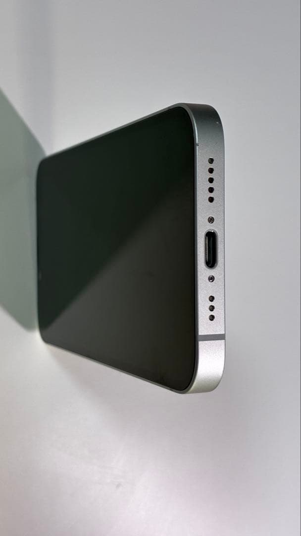 2月9日午前まで　iPhone16e ほぼ新品 本体 esimフリー