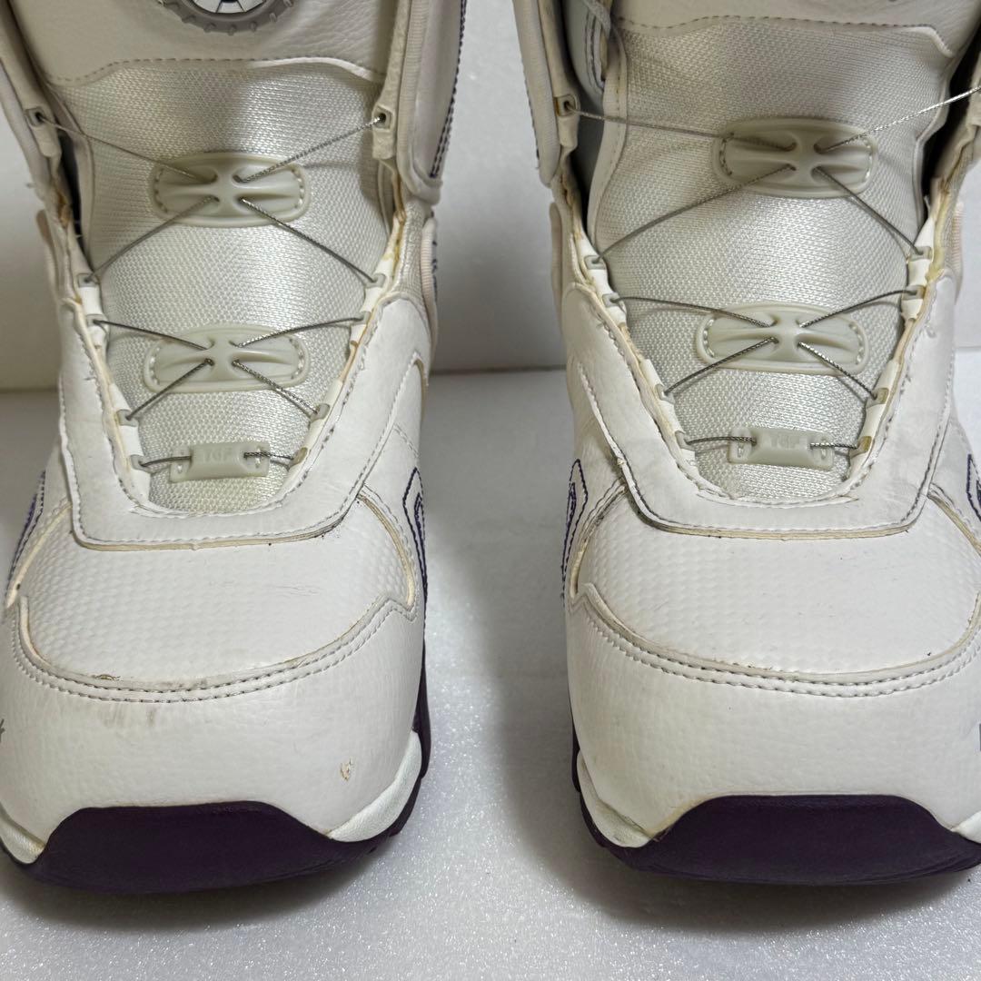 美品24.5cm スノーボードブーツキスマーク白色ホワイトレディース女性初心者