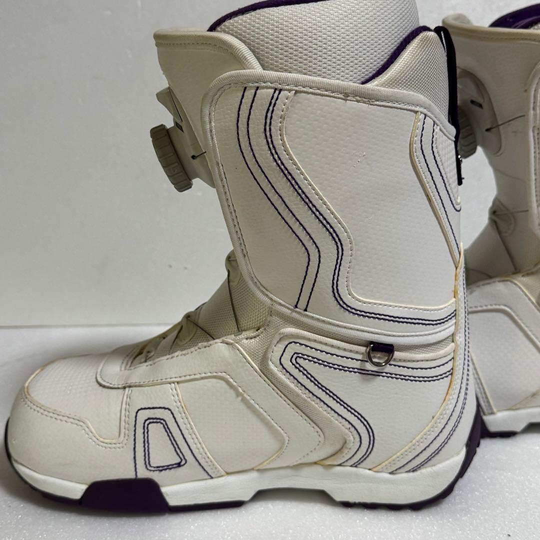 美品24.5cm スノーボードブーツキスマーク白色ホワイトレディース女性初心者