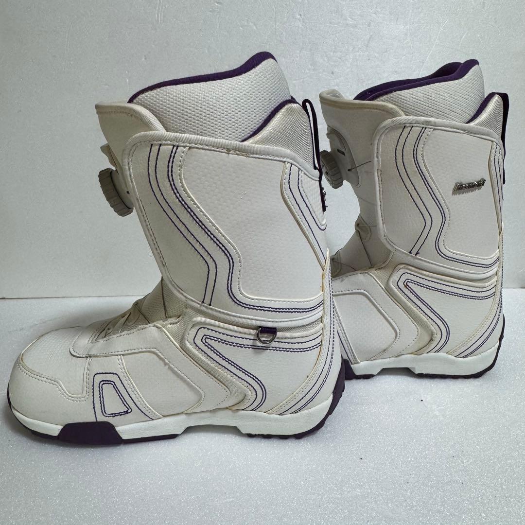 美品24.5cm スノーボードブーツキスマーク白色ホワイトレディース女性初心者