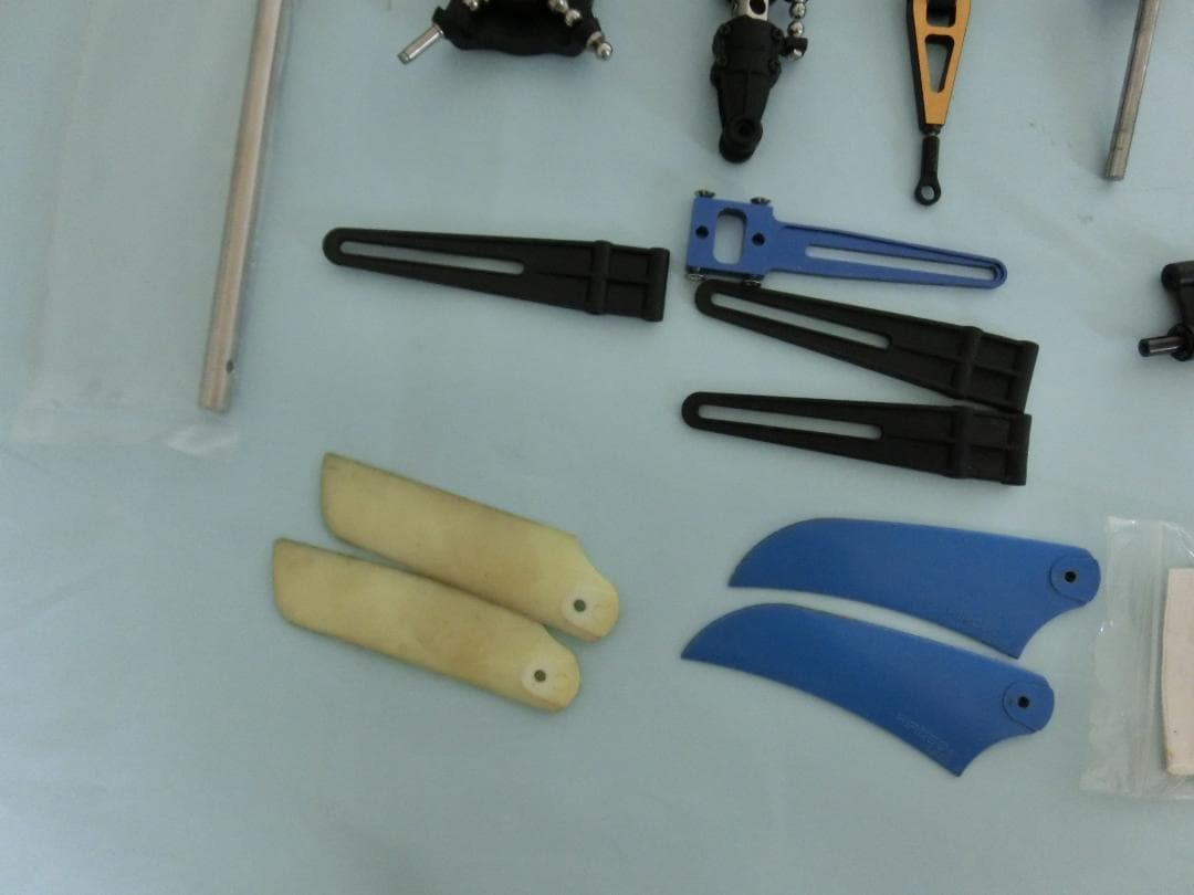 ★1003小僧　ヒロボー　シャトル　ラジコンヘリコプター　金属部品多数