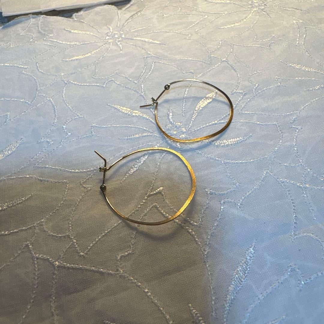 ￼agete K10YG ひねりオーバルフープピアス　マット加工ピアス