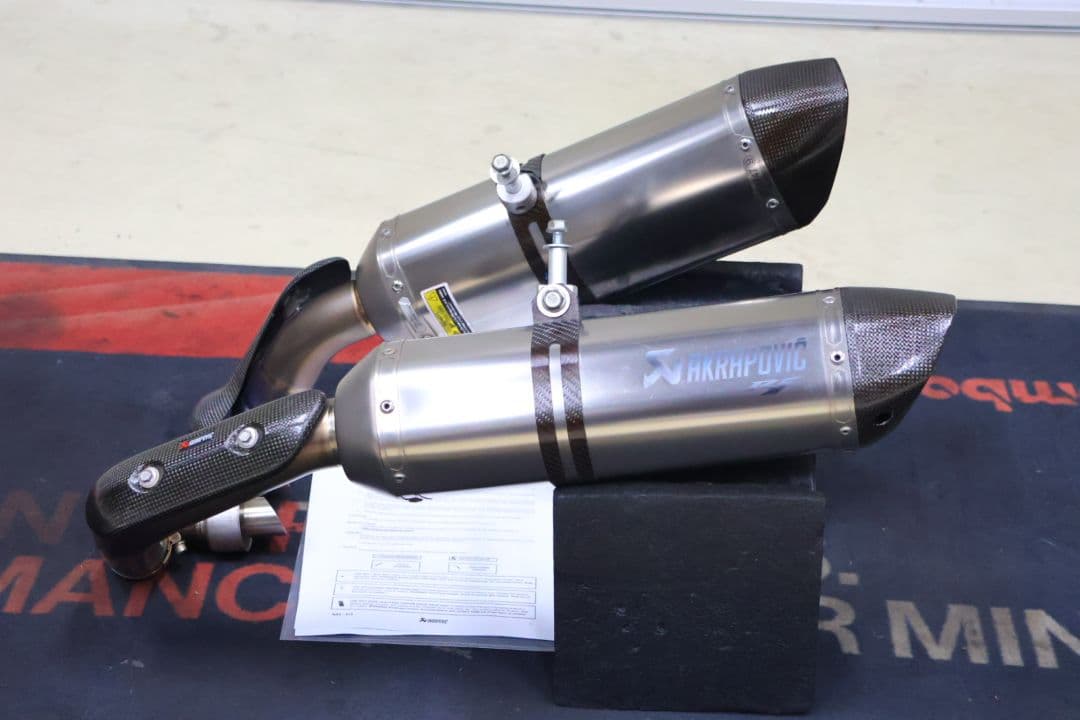 YZF-R1 09-14 アクラポビッチ　スリップオンマフラー　チタン