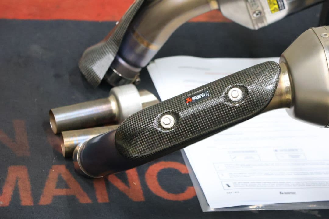 YZF-R1 09-14 アクラポビッチ　スリップオンマフラー　チタン