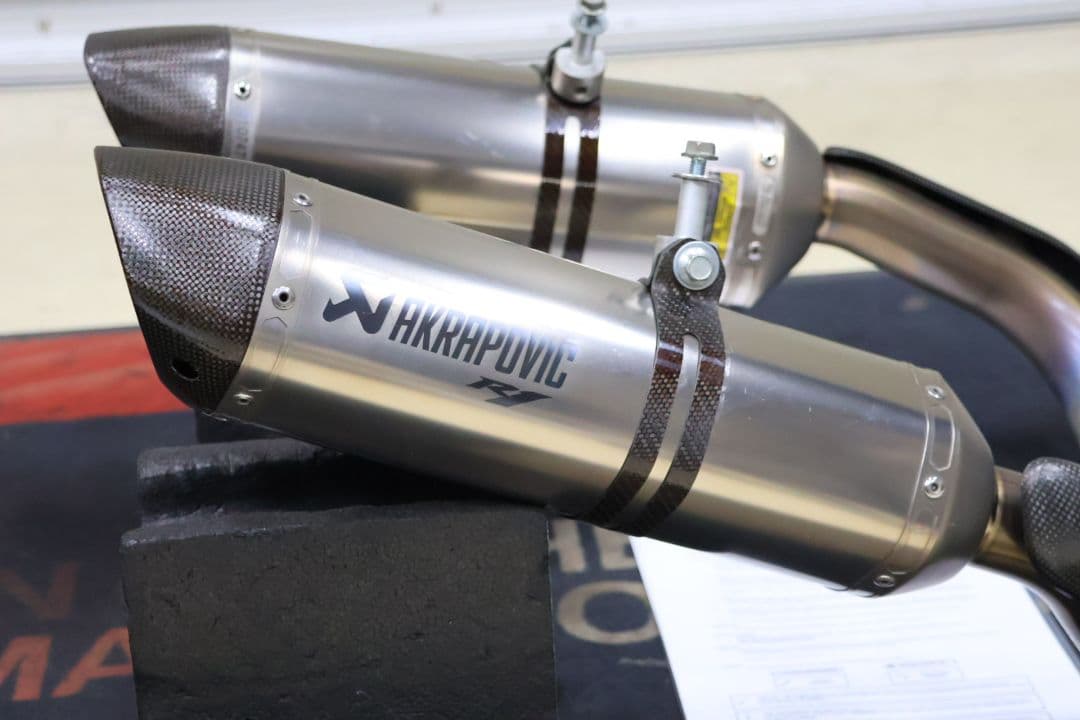 YZF-R1 09-14 アクラポビッチ　スリップオンマフラー　チタン