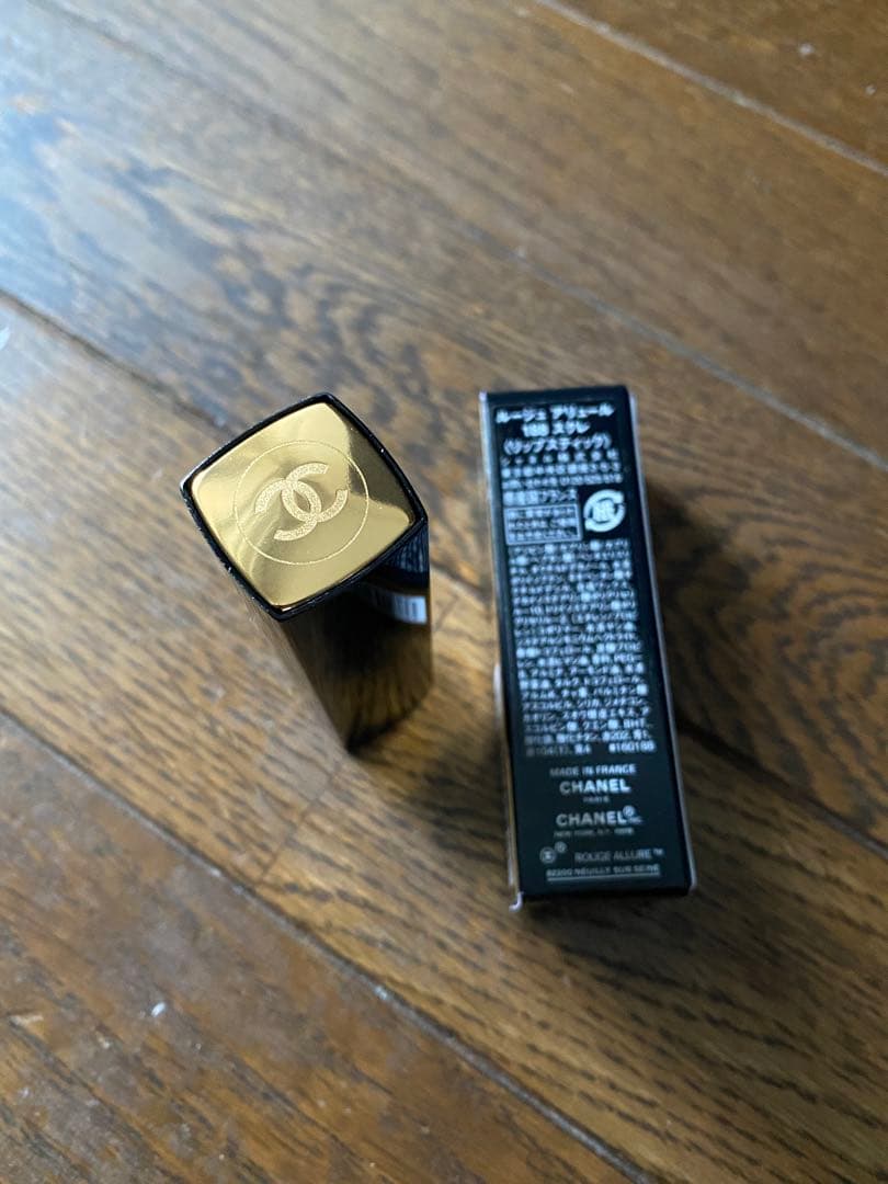 ♥新品未使用♥ CHANEL メイクアップ　ノベルティエナメルポーチ レッド