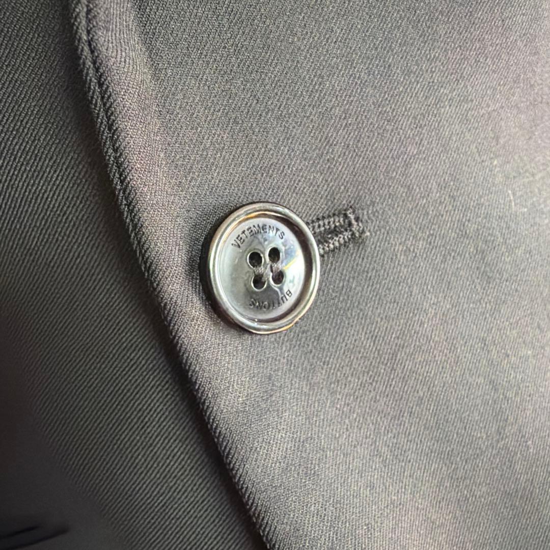 ジャケット・アウター VETEMENTS GOTHIC LOGO EMBROIDERED JACKET