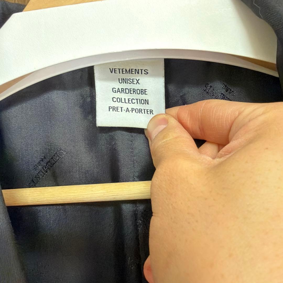 ジャケット・アウター VETEMENTS GOTHIC LOGO EMBROIDERED JACKET