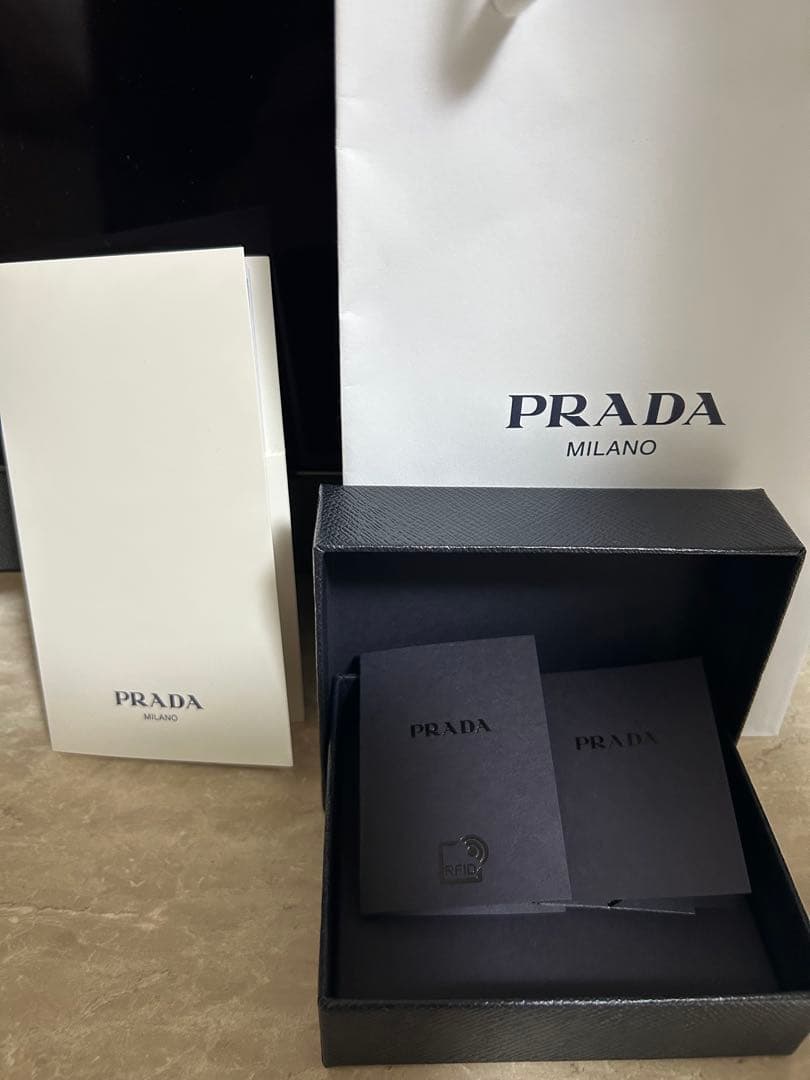 PRADA ブラック マネークリップ付きカードケース