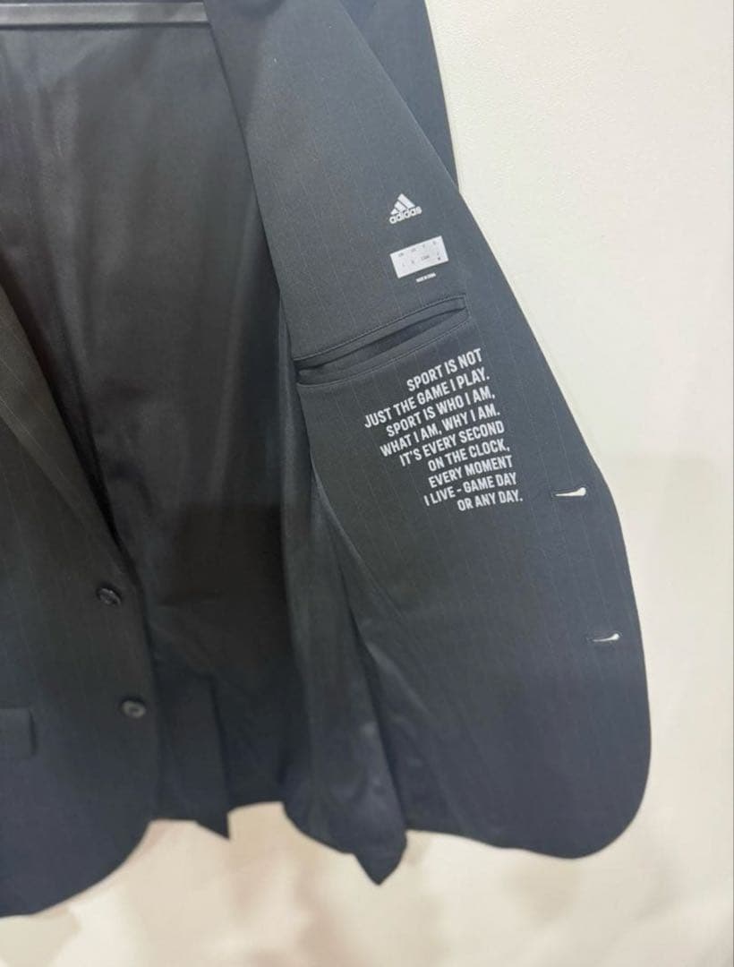 adidas ブラック ストライプ ビジネススーツ